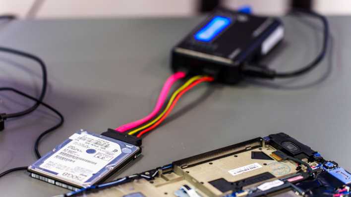 Eine Festplatte aus einem beschädigten Laptop wird ausgelesen und mit Hilfe von künstlicher Intelligenz (KI) ausgewertet