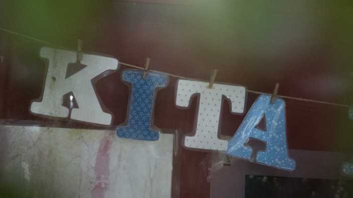 Der Schriftzug "KITA" ist an einer Kindertagesstätte zu lesen.