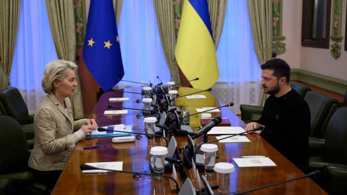 Wolodymyr Selenskyj, Präsident der Ukraine, sitzt mit Ursula von der Leyen, Präsidentin der Europäischen Kommission, für ein bilaterales Einzelgespräch im Mariinsky-Palast an einem Tisch.