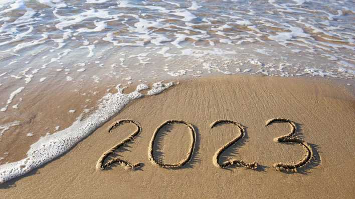 2023 an einem Strand in den Sand gemalt